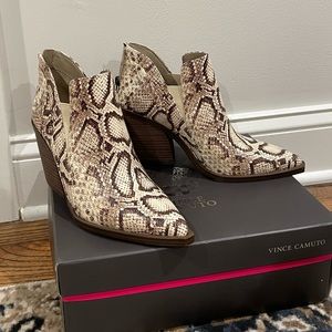 Vince Camuto 🌟 Gradina snake print Booties